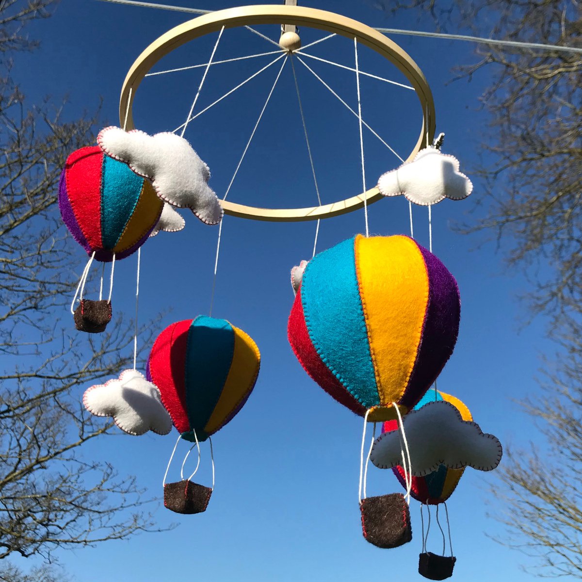 Maak T Zelf DIY Workshop Hobby Pakket Volwassenen - Luchtballon Mobiel voor Baby Box met felle kleuren - Wol Vilt - Creatief - Doe het zelf Cadeau - Cadeaupakket - Workshop in een Doosje - Knutselpakket